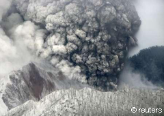 Humo y ceniza se desprenden del volc&aacute;n Chaiten,  ubicado a 1220 km al sur de Santiago de Chile